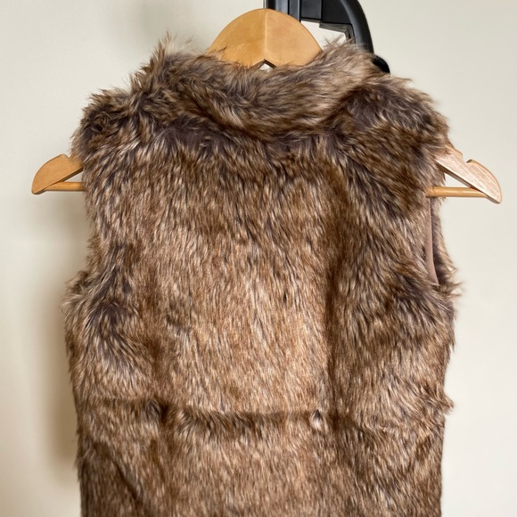 Girls Faux Fur Vest - Picture 2 of 6